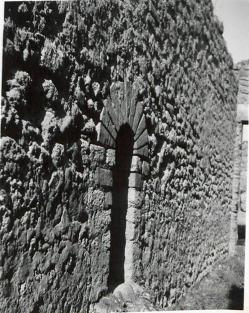 I.3.14 Pompeii. 1935 photograph taken by Tatiana Warscher. Looking north along west wall.
See Warscher, T, 1935: Codex Topographicus Pompejanus, Regio I, 3: (no.29), Rome, DAIR, whose copyright it remains.