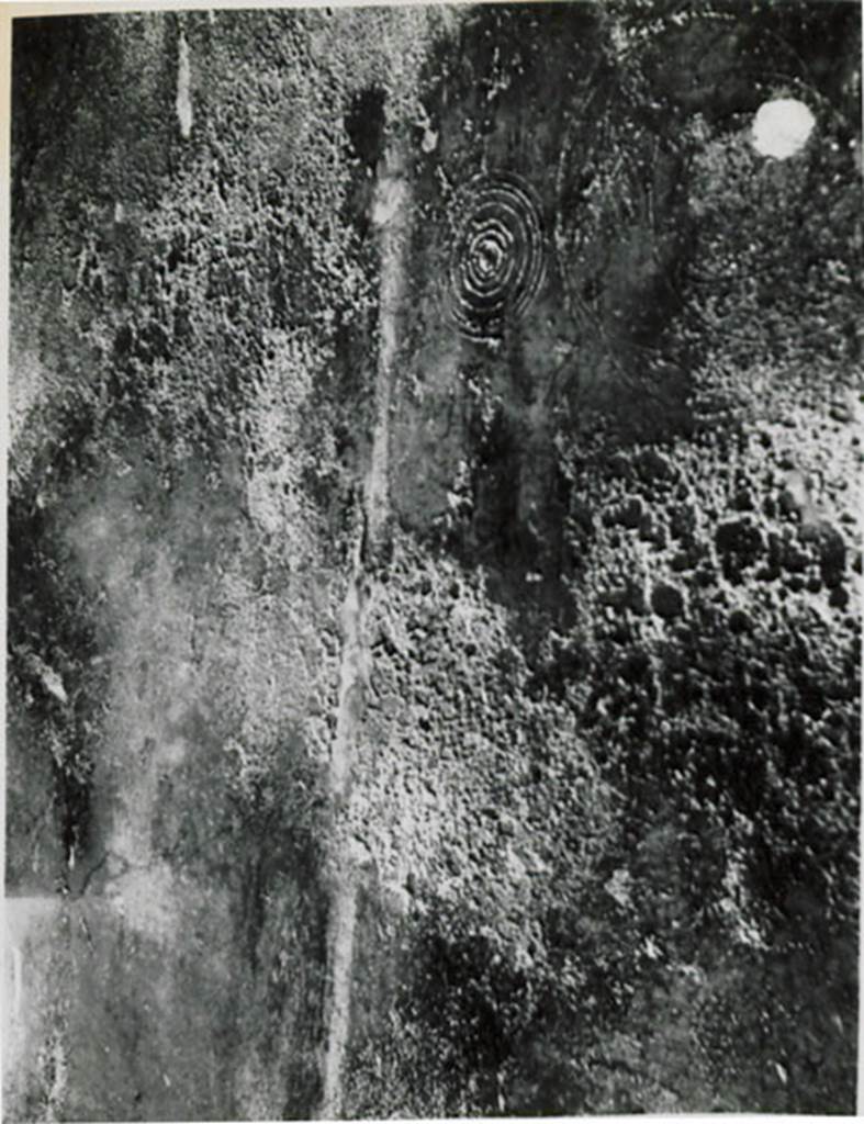 I.3.13/14 Pompeii. 1935 photograph taken by Tatiana Warscher. Graffiti in concentric circles.
See Warscher, T, 1935: Codex Topographicus Pompejanus, Regio I, 3: (no.30), Rome, DAIR, whose copyright it remains.
According to Warscher, I.3.13/14 “Questo genere di graffito ricorre abbastanza spesso a Pompei – per il momento ricordo: nella casa di Castore e Polluce, in quella degli Scienziati e in quella di Apollo”. (translation: Such graffiti occurs quite often in Pompeii – for now I remember: the House of Castor and Pollux, in that of the Scienziati and in that of Apollo ".)