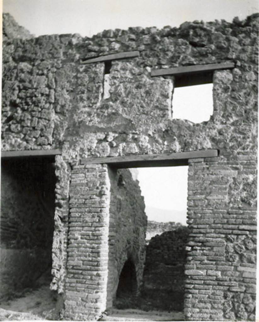 I.3.16 Pompeii. 1935 photograph taken by Tatiana Warscher. Looking south towards the entrance doorway, with windows above.
See Warscher, T, 1935: Codex Topographicus Pompejanus, Regio I, 3: (no.32), Rome, DAIR, whose copyright it remains.
According to Warscher, quoting Fiorelli, “This was a small laundry or maybe a dyers.”