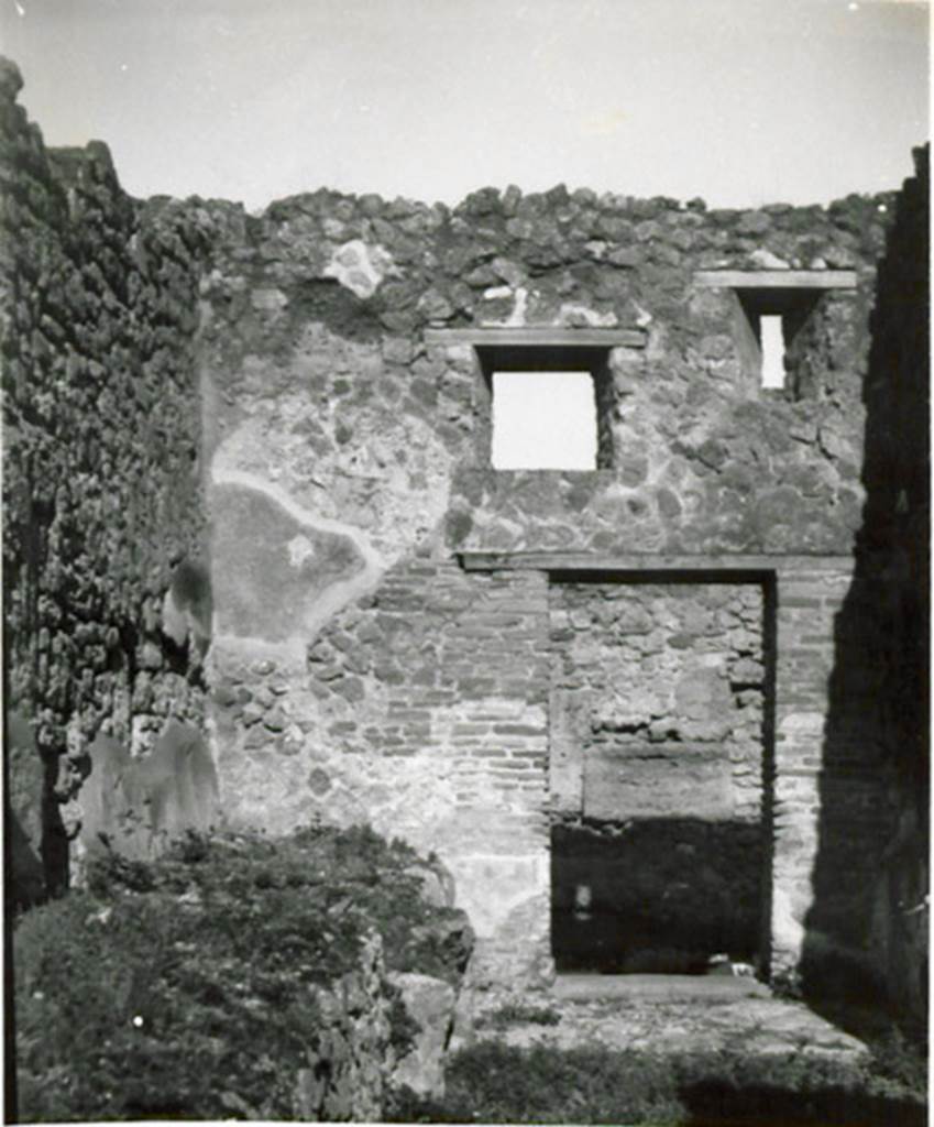 I.3.16 Pompeii. 1935 photograph taken by Tatiana Warscher. Looking north from the interior towards the entrance doorway and the windows above.
See Warscher, T, 1935: Codex Topographicus Pompejanus, Regio I, 3: (no.33), Rome, DAIR, whose copyright it remains.