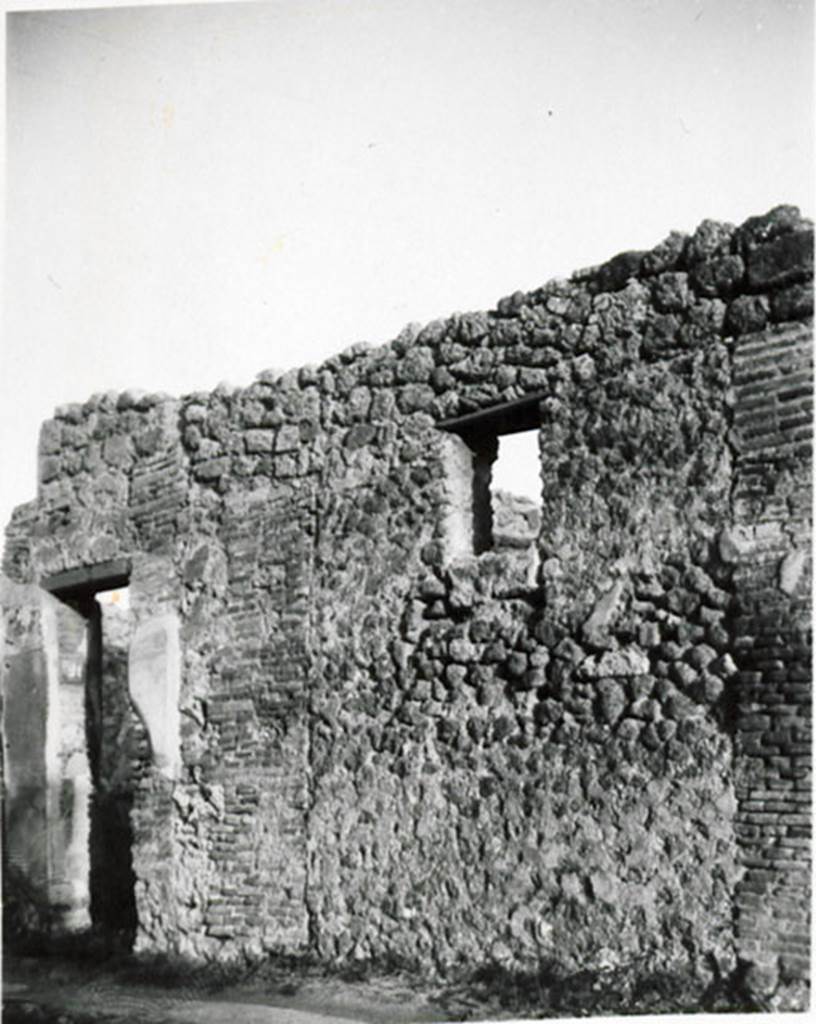 I.3.21 Pompeii. 1935 photograph taken by Tatiana Warscher. Looking south towards façade between I.2.20 (on right), and doorway at I.2.21 (on left).
See Warscher, T, 1935: Codex Topographicus Pompejanus, Regio I, 3: (no.36), Rome, DAIR, whose copyright it remains.