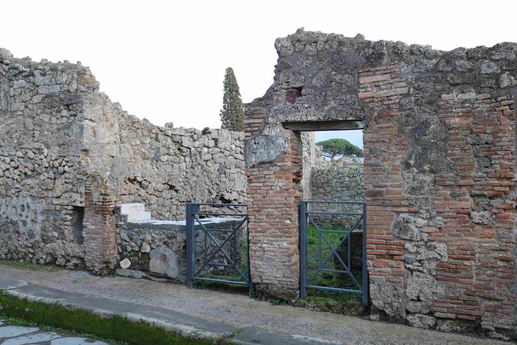 I.3.22 Pompeii. December 2018.
Looking towards entrance doorway of thermopolium on Vicolo del Menandro. On the right is the doorway to I.3.21.
Photo courtesy of Aude Durand.
