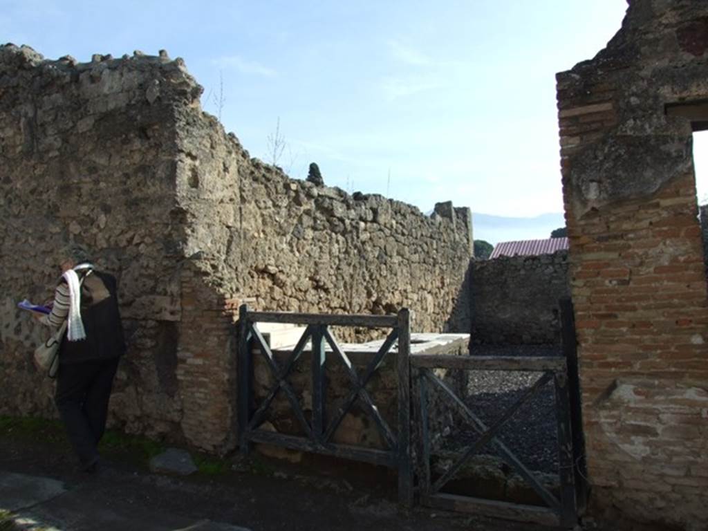 I.3.22 Pompeii. December 2007. Entrance. Fiorelli described the two painted graffiti on the wall between I.3.23 and I.3.22. These would have been on the left of the picture, and are no longer visible.
Q . P . P . AED ROGANT and SEXTILIVM
See Pappalardo, U., 2001. La Descrizione di Pompei per Giuseppe Fiorelli (1875). Napoli: Massa Editore. (p. 39)