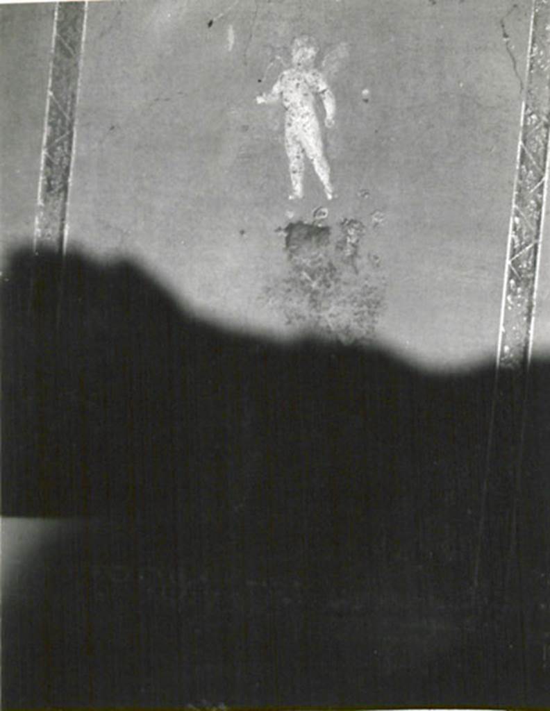 I.3.24 Pompeii. 1935 photograph taken by Tatiana Warscher. According to Warscher:
“A l’epoca degli scavi la casa era riccamente dipinta, ma di queste pitture avanza nulla tranne una figura di Amore (nel cubicolo sul lato est del peristilio”.)
See Warscher, T, 1935: Codex Topographicus Pompejanus, Regio I, 3: (no.55), Rome, DAIR, whose copyright it remains.
(translation: “At the time of the excavation, this house was richly painted, but nothing remains of these paintings except a figure of Cupid (in the cubiculum on the east side of the peristyle”).
According to Sogliano, the following paintings were also found in this room –
Leda (found destroyed), p.23, no.85
Mars and Venus (found destroyed), p.34, no.136
Two flying cupids, one with bunch of grapes and crook, the other with his crook, p.56, nos. 286 and 287
Flying cupid with dish full of grass/plants (found destroyed), p.59, no.326
Female figure carrying a basket in her left hand, p.158, no.819
Female figure turned to the left, with a garland in her right hand, and a basket of flowers in her left, p.159, no.829
See Sogliano, A., 1879. Le pitture murali campane scoverte negli anni 1867-79. Napoli: Giannini.
According to Fiorelli, found in this room were paintings of – Mars, Venus and Cupid, Leda and the Swan, four Cupids, two flying female figures hovering in the air carrying baskets.
See Pappalardo, U., 2001. La Descrizione di Pompei per Giuseppe Fiorelli (1875). Napoli: Massa Editore, (p.40)