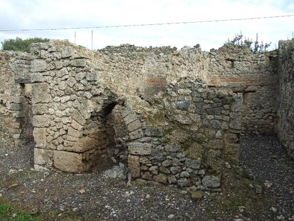 I.3.24 Pompeii. December 2006. Steps to upper floor, above arch. On the left is the doorway to the cubiculum, the recess under the arch led to a storeroom, the doorway on the right leads into the kitchen.