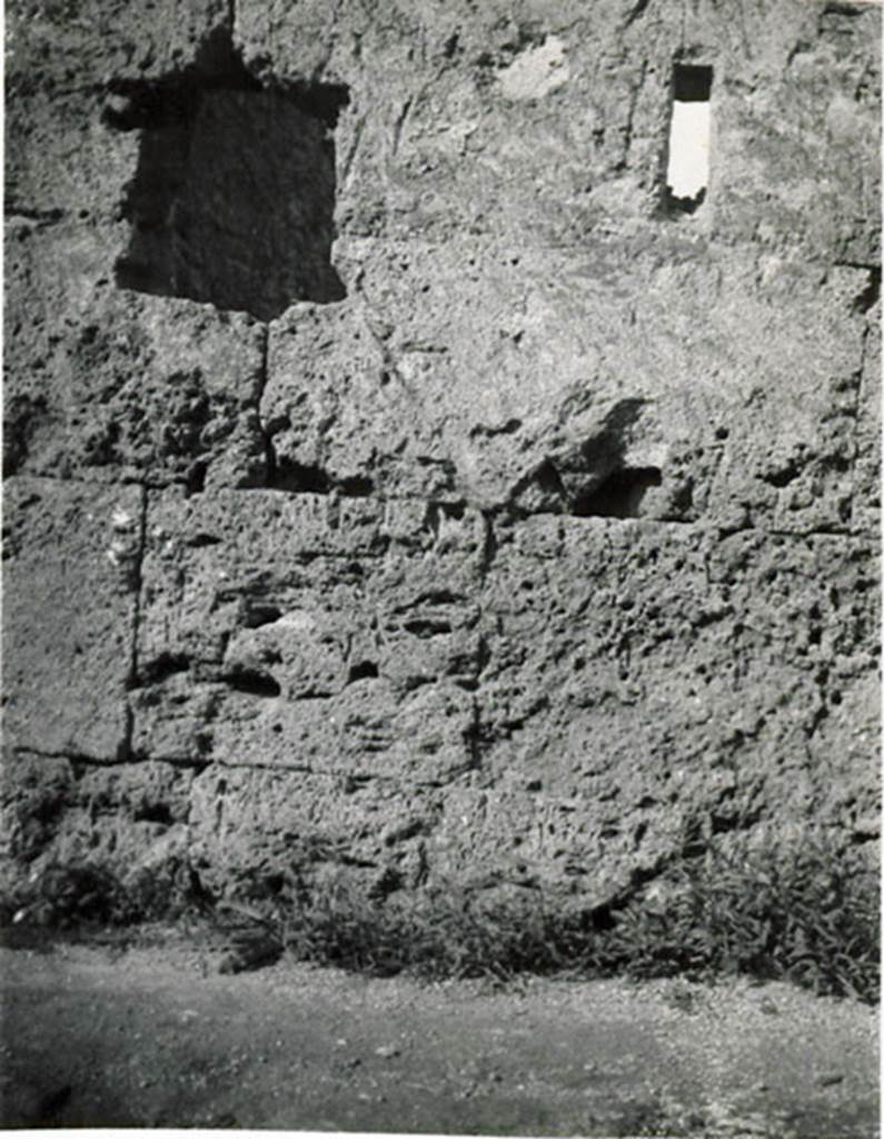 I.3.25 Pompeii. 1935 photograph taken by Tatiana Warscher. Fa�ade of I.3.25 showing windows on north side of entrance doorway.
See Warscher, T, 1935: Codex Topographicus Pompejanus, Regio I, 3: (no.58), Rome, DAIR, whose copyright it remains.  
