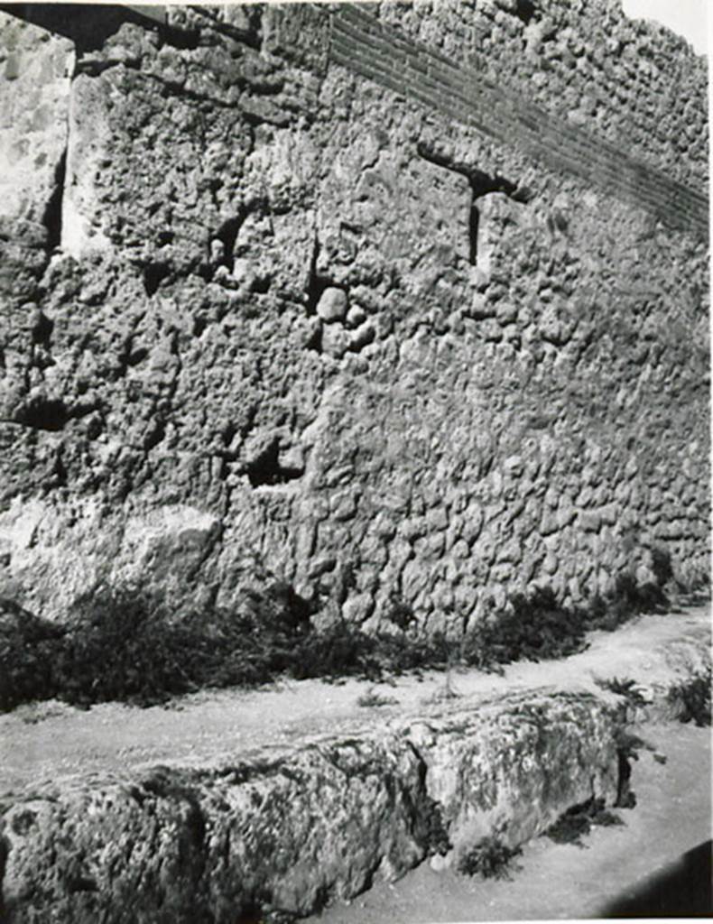 I.3.25 Pompeii. 1935 photograph taken by Tatiana Warscher. Fa�ade of I.3.25 showing window.
See Warscher, T, 1935: Codex Topographicus Pompejanus, Regio I, 3: (no.57), Rome, DAIR, whose copyright it remains.  
