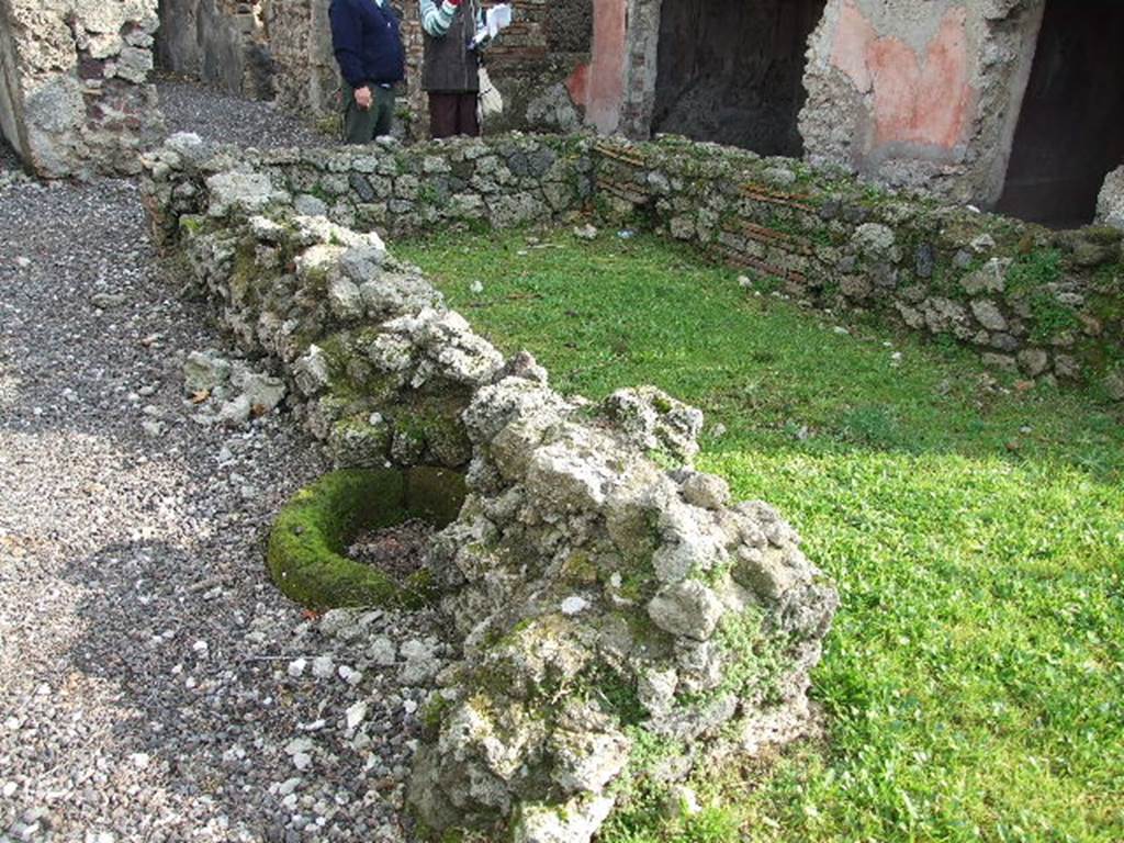 I.3.25 Pompeii. December 2006. Looking east across three-sided pseudoperistyle