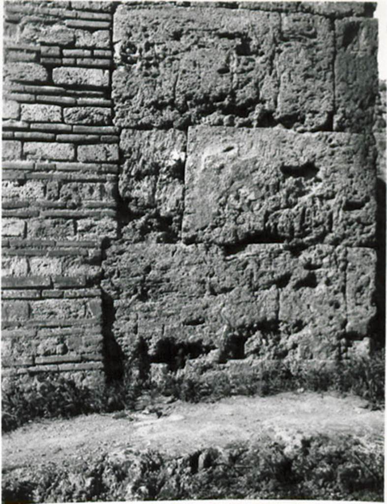 I.3.26 Pompeii. 1935 photograph taken by Tatiana Warscher. A part of the street facade wall on the south side of the entrance doorway.
See Warscher, T, 1935: Codex Topographicus Pompejanus, Regio I, 3: (no.73), Rome, DAIR, whose copyright it remains.