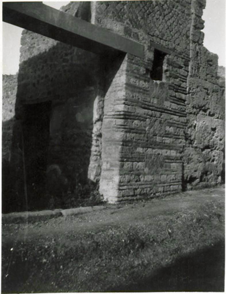 I.3.27 Pompeii. 1935 photograph taken by Tatiana Warscher. A part of the street facade wall on the north side of the entrance doorway.
See Warscher, T, 1935: Codex Topographicus Pompejanus, Regio I, 3: (no.74), Rome, DAIR, whose copyright it remains.