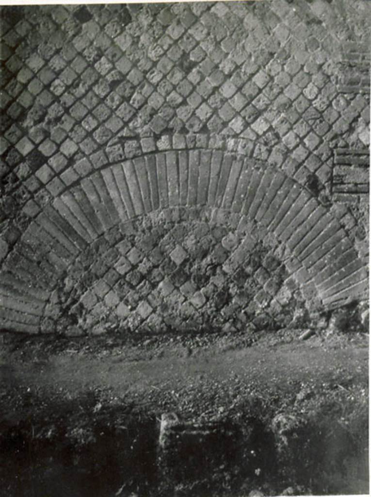 I.3.27 Pompeii. 1935 photograph taken by Tatiana Warscher. Supporting arch, a part of the street facade wall on the south side of the entrance doorway.
See Warscher, T, 1935: Codex Topographicus Pompejanus, Regio I, 3: (no.72), Rome, DAIR, whose copyright it remains.