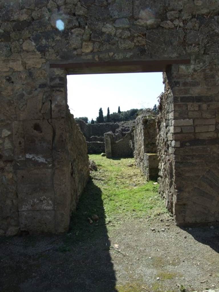 I.3.29 Pompeii. March 2009. Entrance. Looking west towards Atrium.