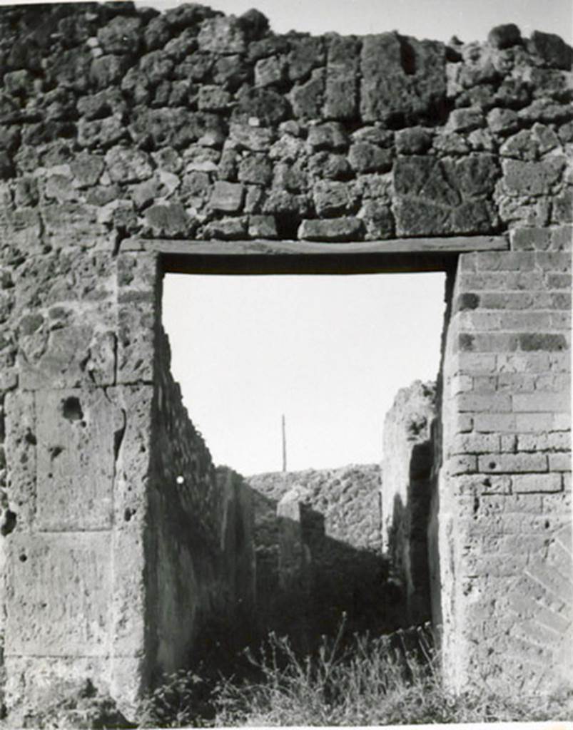 I.3.29 Pompeii. 1935 photograph taken by Tatiana Warscher. Looking west through entrance doorway.
See Warscher, T, 1935: Codex Topographicus Pompejanus, Regio I, 3: (no.78), Rome, DAIR, whose copyright it remains.