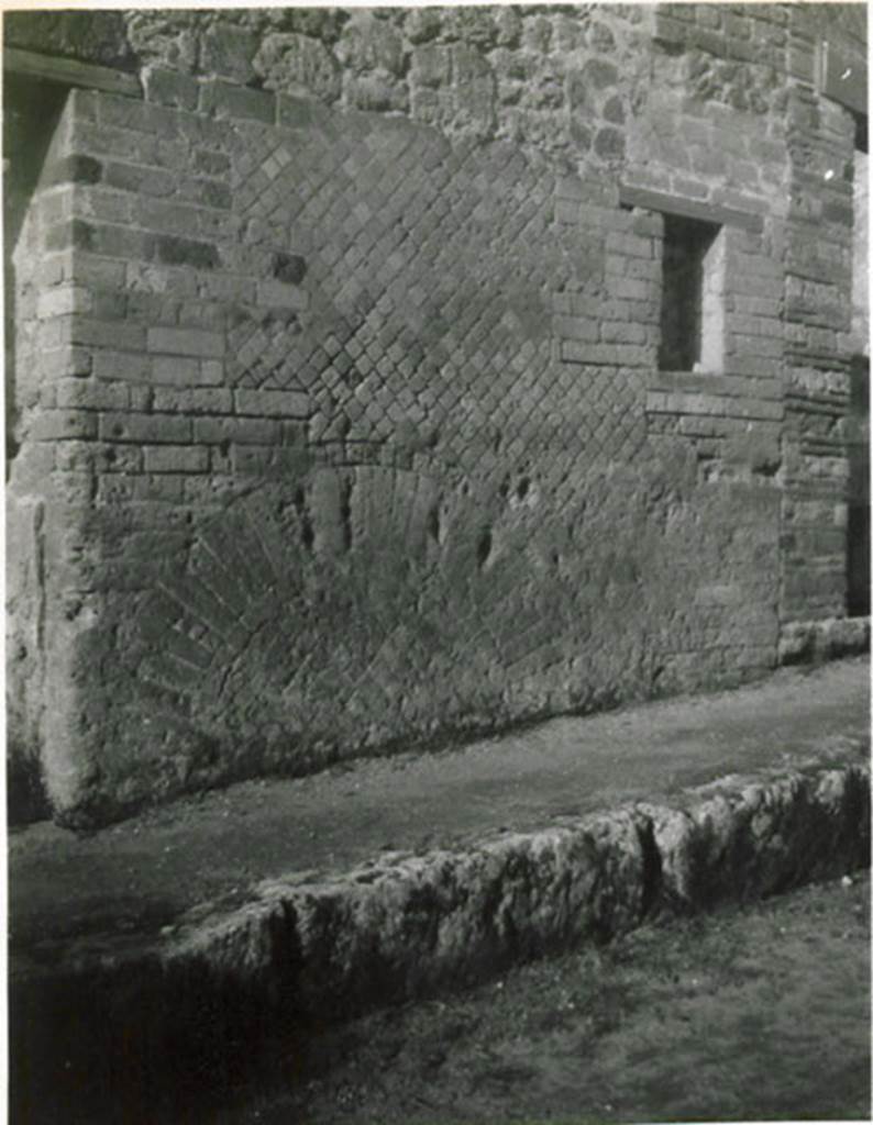 I.3.29 Pompeii. 1935 photograph taken by Tatiana Warscher. Looking towards street facade on north side of entrance doorway, between I.3.29 and I.3.28.
See Warscher, T, 1935: Codex Topographicus Pompejanus, Regio I, 3: (no.76), Rome, DAIR, whose copyright it remains.