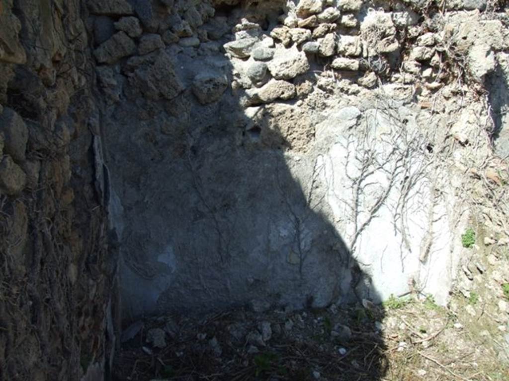 I.3.30 Pompeii. March 2009. Room 7, cubiculum showing north wall. According to Fiorelli, painted on one of the walls in this small room was –
XV K AVGVSTAS
PARTISCA ESERNIE
FVIT
See Pappalardo, U., 2001. La Descrizione di Pompei per Giuseppe Fiorelli (1875). Napoli: Massa Editore. (p.41)
According to Epigraphik-Datenbank Clauss/Slaby (See www.manfredclauss.de) this is CIL IV 3388.