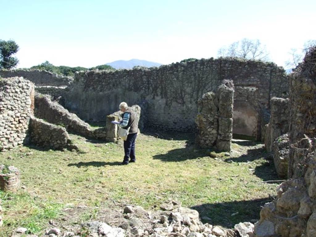 I.3.30 Pompeii. March 2009. Looking south across peristyle garden, to room 10, oecus, and entrance corridor, on right.
On one of the columns in the peristyle was found the graffiti -
Tu, pupa, sic valeas,
sic habeas
Venere Pompeianam
propytia ............ (CIL IV 4007)
May you always be in good health, my girl, and may Pompeian Venus always be well disposed to you.
See Varone, A., 2002. Erotica Pompeiana: Love Inscriptions on the Walls of Pompeii, Rome: L’erma di Bretschneider. (p.24)
See Cooley, A. and M.G.L., 2004. Pompeii : A Sourcebook. London : Routledge. (p.90)
According to Epigraphik-Datenbank Clauss/Slaby (See www.manfredclauss.de), CIL IV 4007 read –
Tu pupa sic valeas
sic habeas
Venere Pompeianum
prop<i=>tia(m)
Munn
VV