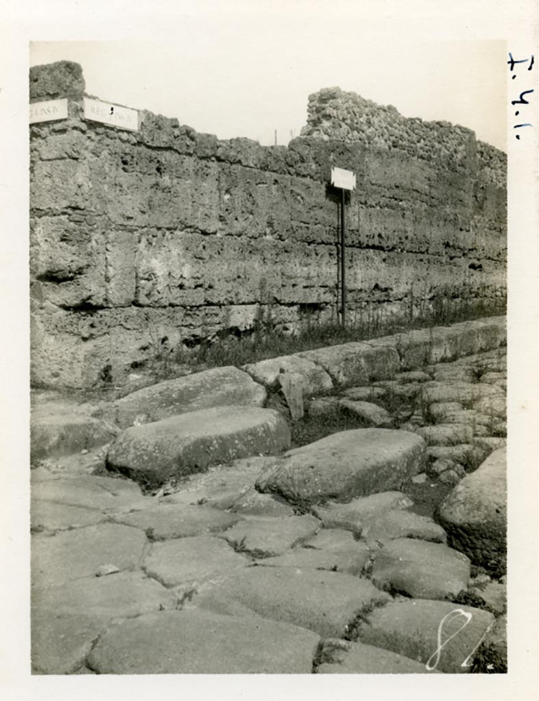 I.4.1 Pompeii. Pre-1937-39. Looking towards exterior south wall of shop on Vicolo del Menandro, from Via Stabiana.
Photo courtesy of American Academy in Rome, Photographic Archive. Warsher collection no. 081.