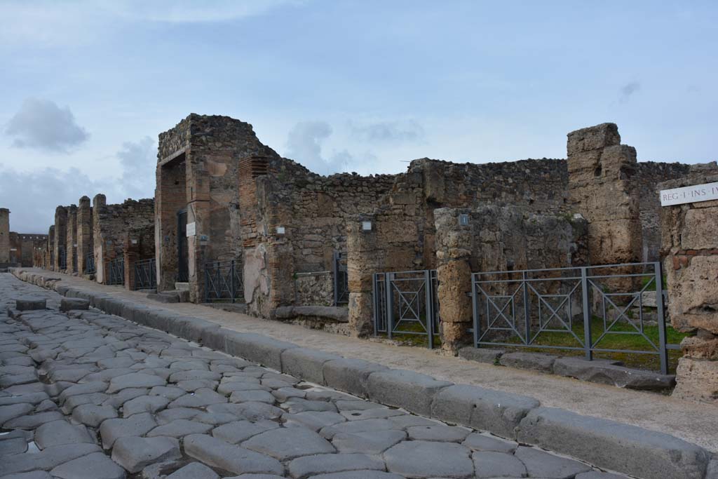 I.4.1 Pompeii, on right, Pompeii. March 2018.
Looking north-east on Via Stabiana, from south end at I.4.1, on right, towards I.4.15, at northern end, on left.
Foto Tobias Busen, ERC Grant 681269 DÉCOR.