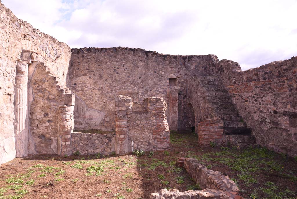 I.4.2 Pompeii. October 2019. Looking east across garden area towards windowed triclinium, on left, and stairs to upper floor, on right.
Foto Tobias Busen, ERC Grant 681269 DÉCOR.