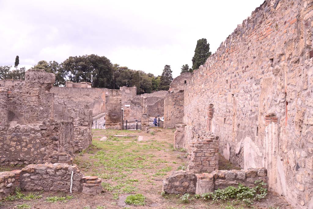 I.4.2 Pompeii. October 2019. Looking west from garden area, through tablinum, across atrium, towards entrance corridor.
Foto Tobias Busen, ERC Grant 681269 DÉCOR.