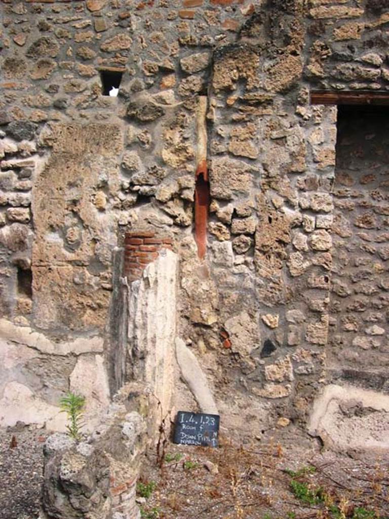 I.4.2 Pompeii. July 2008. Looking towards north wall with downpipe and niche.
Photo courtesy of Barry Hobson.