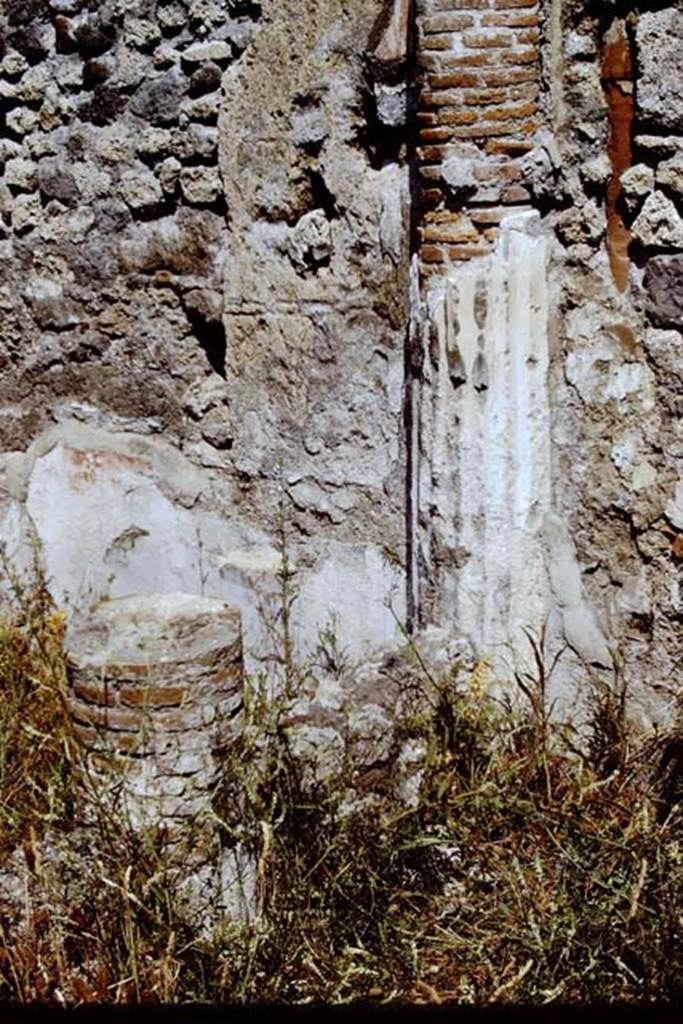 I.4.2 Pompeii. 1971. North end of pseudo-peristyle, showing engaged column with graffiti. Photo by Stanley A. Jashemski.
Source: The Wilhelmina and Stanley A. Jashemski archive in the University of Maryland Library, Special Collections (See collection page) and made available under the Creative Commons Attribution-Non Commercial License v.4. See Licence and use details. J71f0152