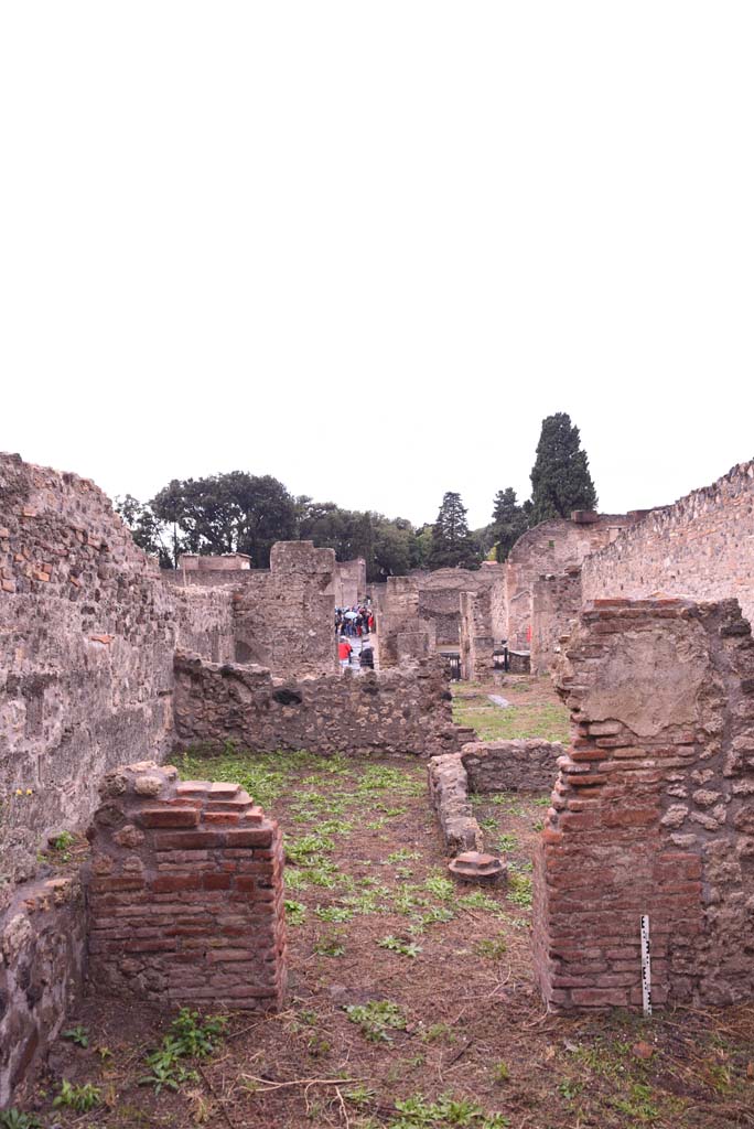I.4.2 Pompeii. October 2019. Looking west through doorway from triclinium into garden area.
Foto Tobias Busen, ERC Grant 681269 DÉCOR.