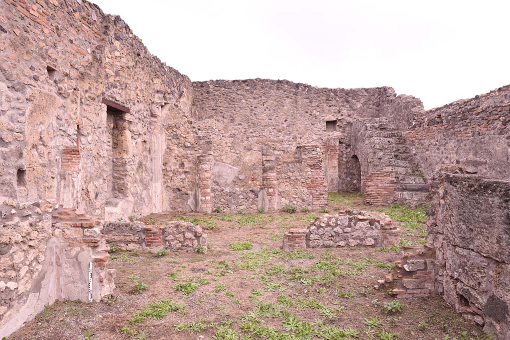 I.4.2 Pompeii. October 2019. Looking east across tablinum, lower, towards garden and windowed triclinium, at rear.
Foto Tobias Busen, ERC Grant 681269 DÉCOR.
