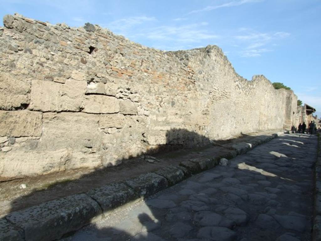 I.4.2 Pompeii. December 2007. Exterior of south wall shared with I.4.5 on Vicolo del Menandro looking east.