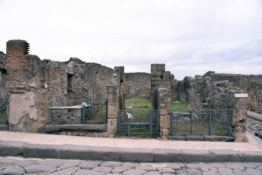 I.4.3, on left, I.4.2 in centre, I.4.1, on right, Pompeii. October 2019. Looking east on Via Stabiana.
Foto Tobias Busen, ERC Grant 681269 DÉCOR.