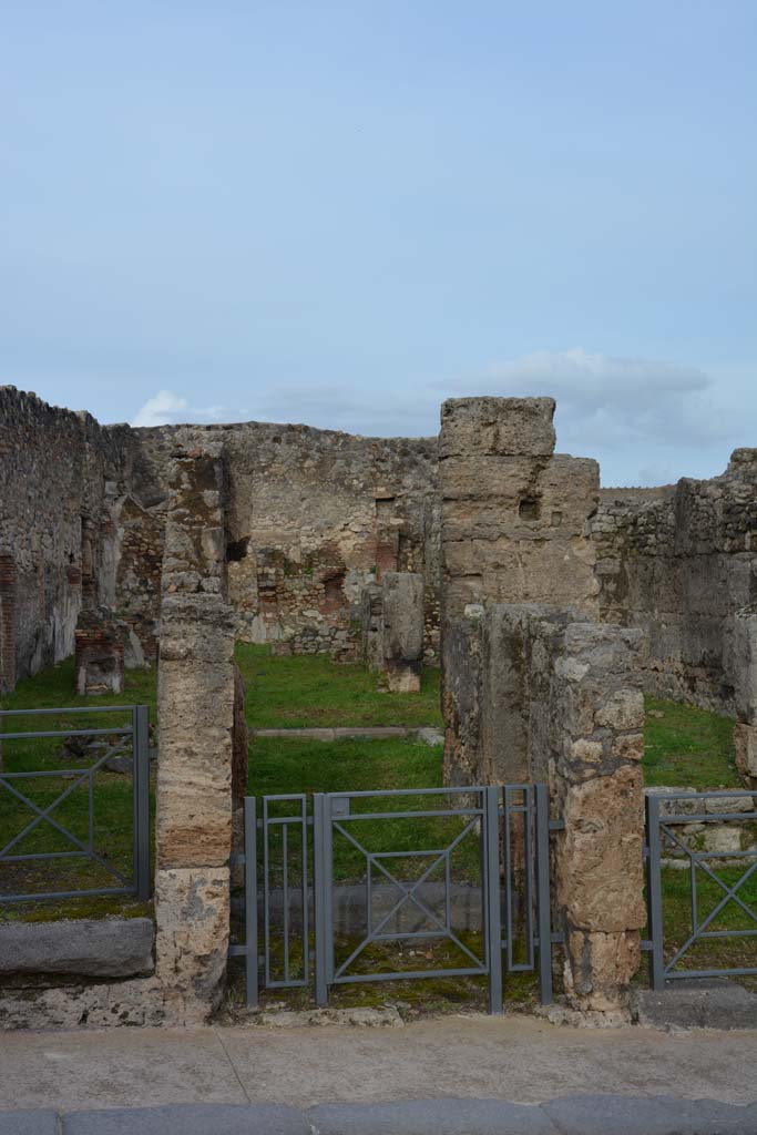I.4.2 Pompeii. March 2018. Looking east through entrance doorway.
Foto Tobias Busen, ERC Grant 681269 DÉCOR.