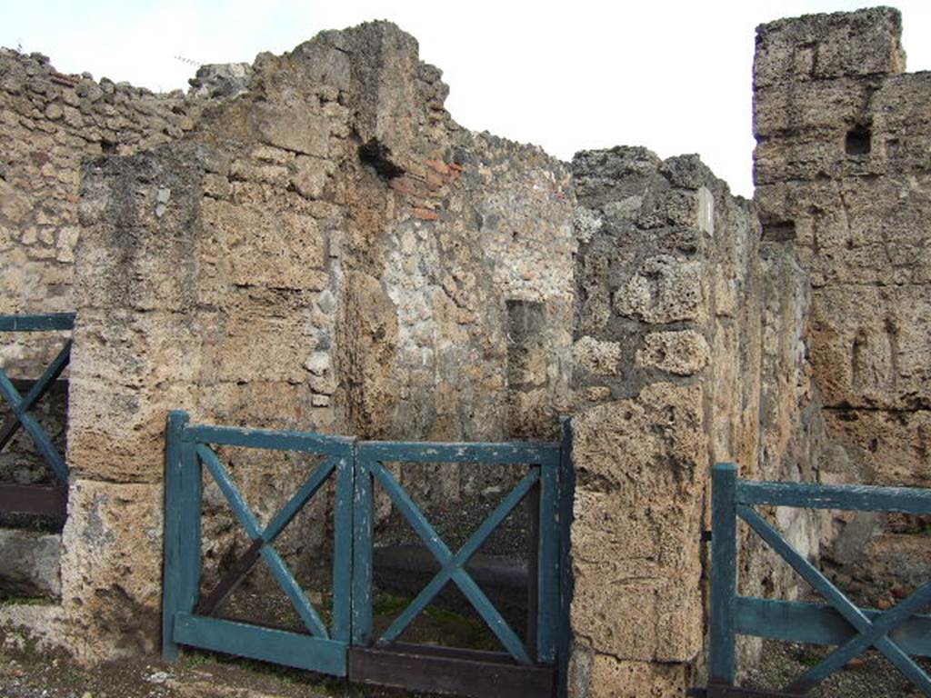 I.4.2 Pompeii. September 2004. Entrance with short vestibule.