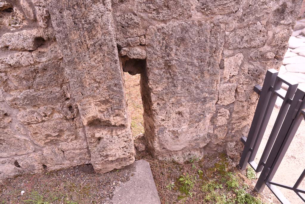 I.4.2 Pompeii. October 2019. Detail of south wall at site of step between corridor and vestibule.
Foto Tobias Busen, ERC Grant 681269 DÉCOR.