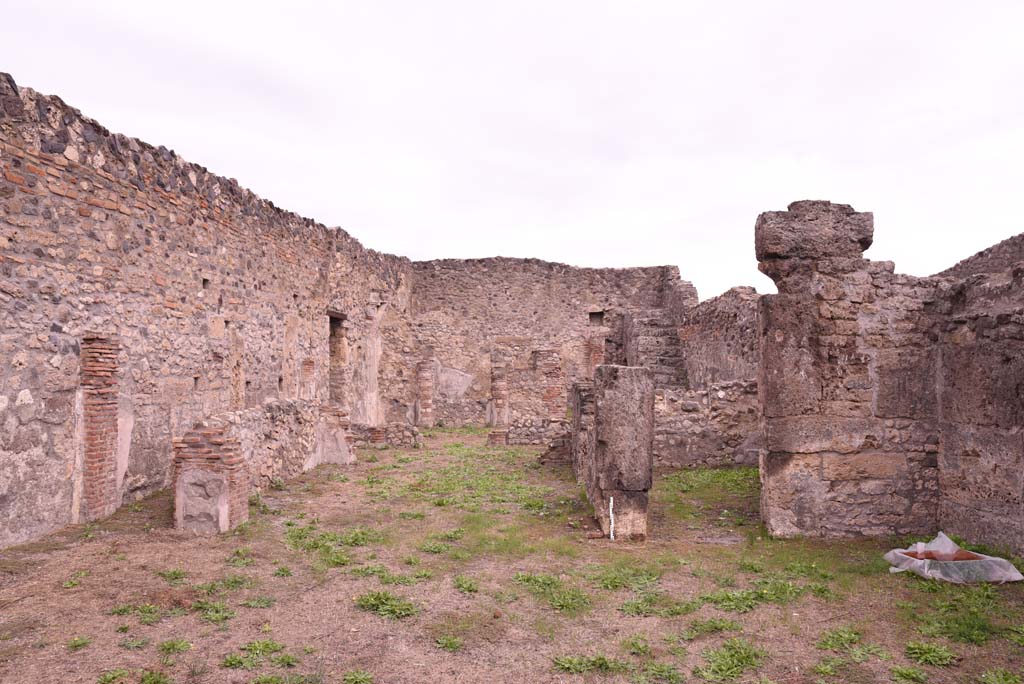 I.4.2 Pompeii. October 2019. Looking east across atrium with tablinum, in centre, and doorway to cubiculum or oecus, on right.
Foto Tobias Busen, ERC Grant 681269 DÉCOR.