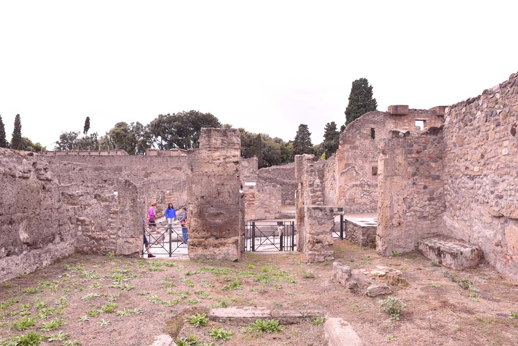 I.4.2 Pompeii. October 2019. Looking west across impluvium in atrium, towards entrance doorway, in centre.
Foto Tobias Busen, ERC Grant 681269 DÉCOR.