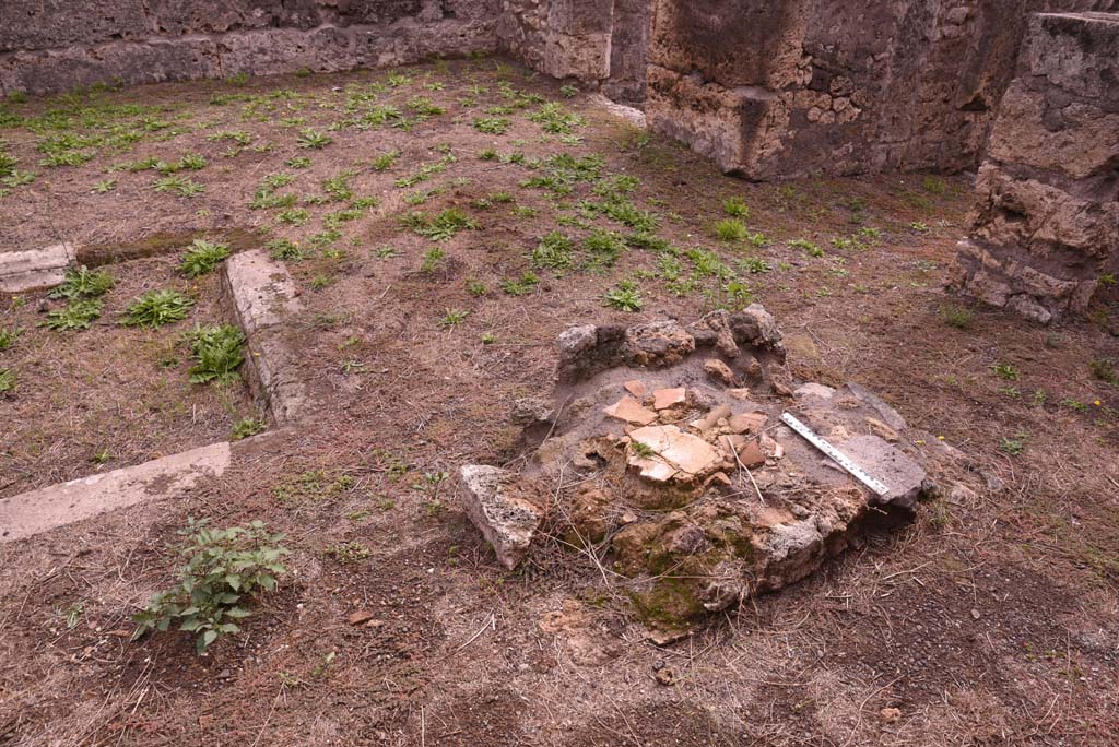 I.4.2 Pompeii. October 2019. Looking south across west end of atrium, with impluvium and hearth.
Foto Tobias Busen, ERC Grant 681269 DÉCOR.
