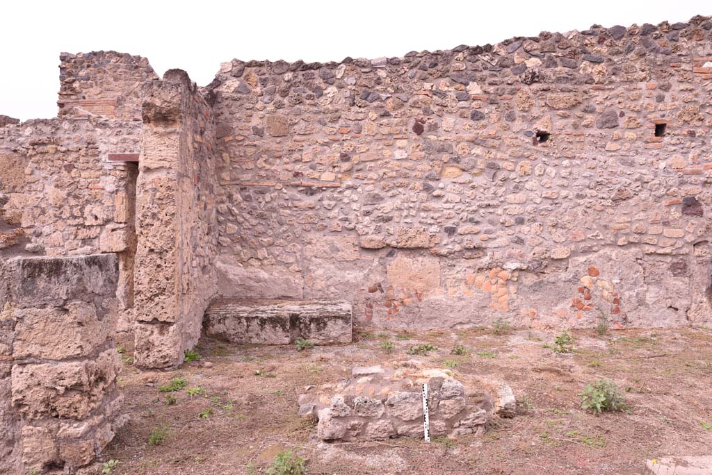 I.4.2 Pompeii. October 2019.
Looking north across west end of atrium, towards bench/podium and hearth in north-west corner, with doorway to the bar at I.4.3, on left.
Foto Tobias Busen, ERC Grant 681269 DÉCOR.