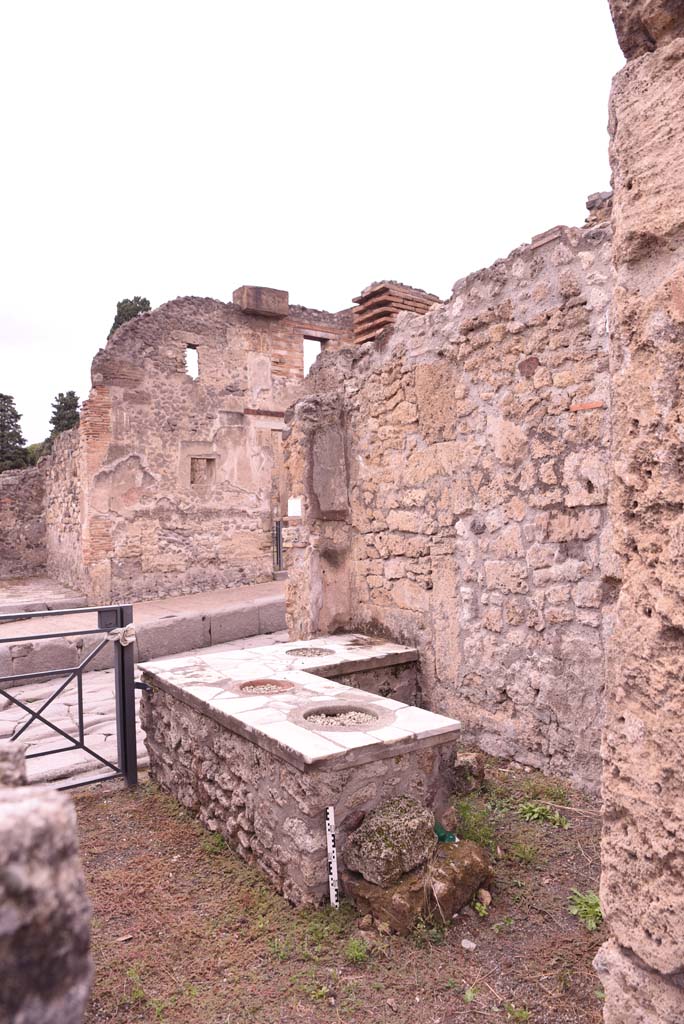 I.4.3 Pompeii. October 2019.
Looking north-west across bar-room from doorway of atrium in I.4.2
Foto Tobias Busen, ERC Grant 681269 DÉCOR.