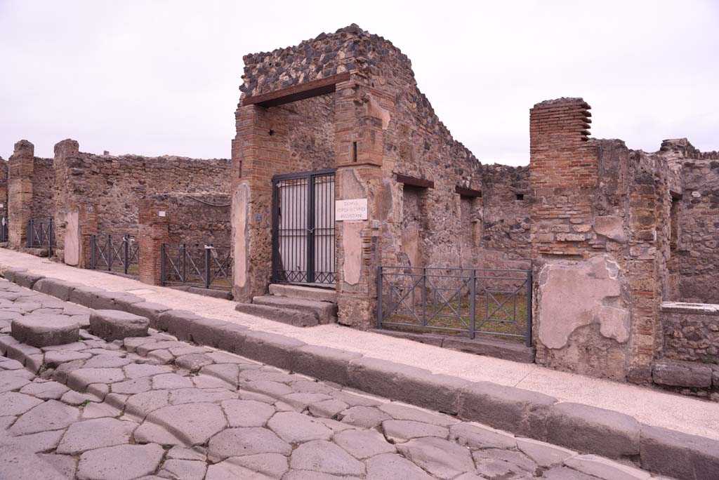 I.4.4, Pompeii. October 2019. Looking north-east on Via Stabiana, with doorway to shop, second entrance from right.
Foto Tobias Busen, ERC Grant 681269 DÉCOR.