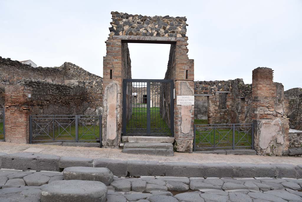 I.4.4 Pompeii, on right. March 2018. Looking towards entrance doorway on south side of I.4.5, in centre.
Foto Tobias Busen, ERC Grant 681269 DÉCOR
