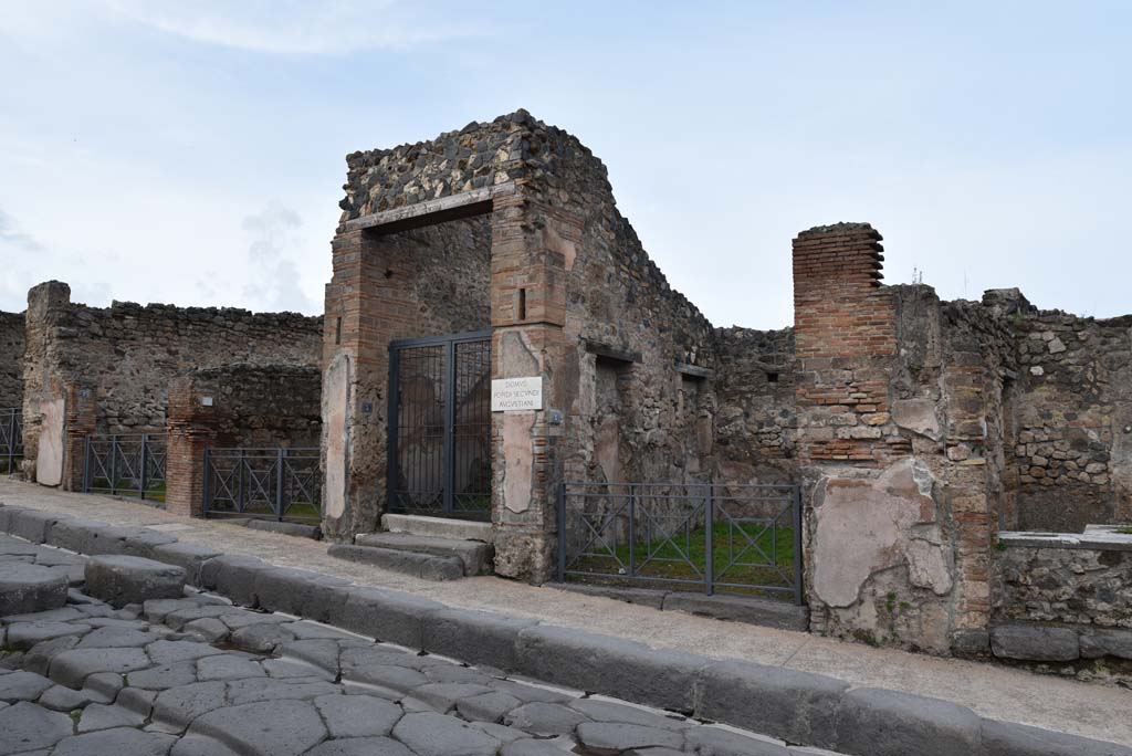 I.4.4 Pompeii, centre right. March 2018. Looking towards north wall and entrance doorway on south side of I.4.5, in centre.
Foto Tobias Busen, ERC Grant 681269 DÉCOR