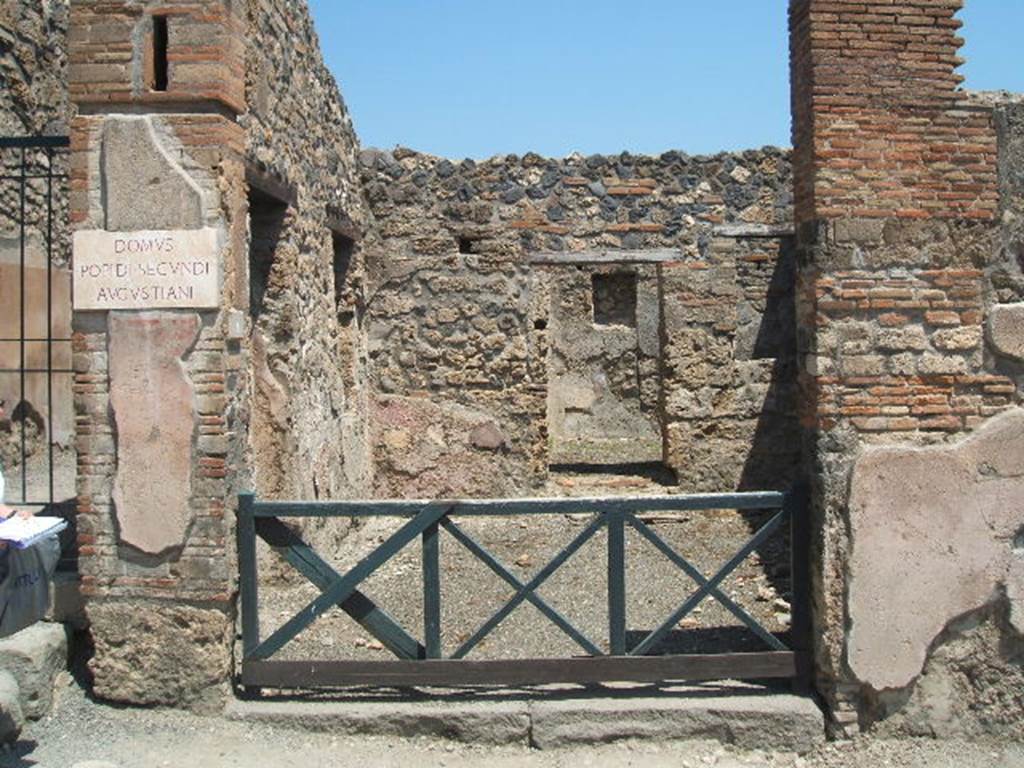 I.4.4 Pompeii. May 2005. Entrance. CIL IV 1006 was found here, in red and black writing:
Ceium Secundum
Cuspium aed(ilem) o(ro) v(os) f(aciatis).
See Pagano, M. and Prisciandaro, R., 2006. Studio sulle provenienze degli oggetti rinvenuti negli scavi borbonici del regno di Napoli Naples : Nicola Longobardi.
(p.168)