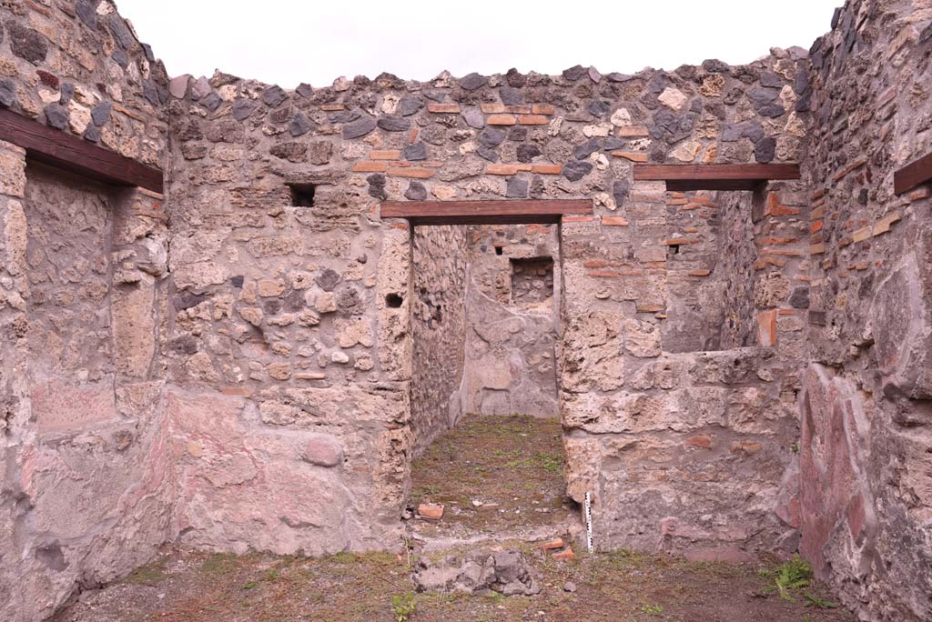 I.4.4 Pompeii. October 2019. Looking towards north-east corner and east wall of shop-room, with doorway to rear room.
Foto Tobias Busen, ERC Grant 681269 DÉCOR.