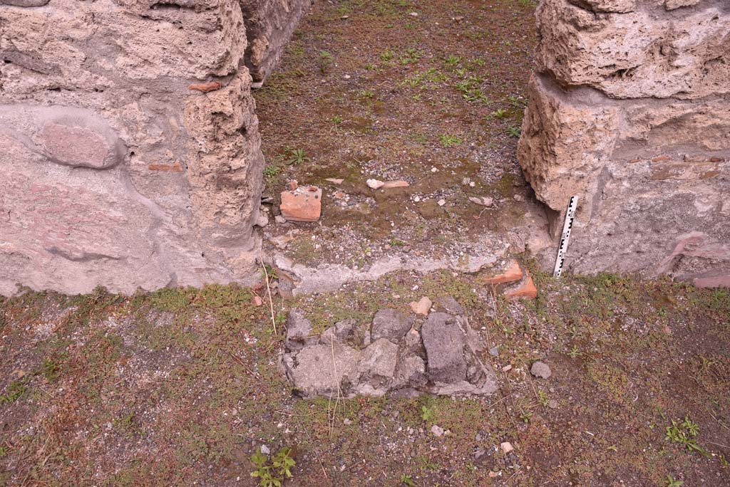 I.4.4 Pompeii. October 2019. Detail of threshold/step into rear room.
Foto Tobias Busen, ERC Grant 681269 DÉCOR.