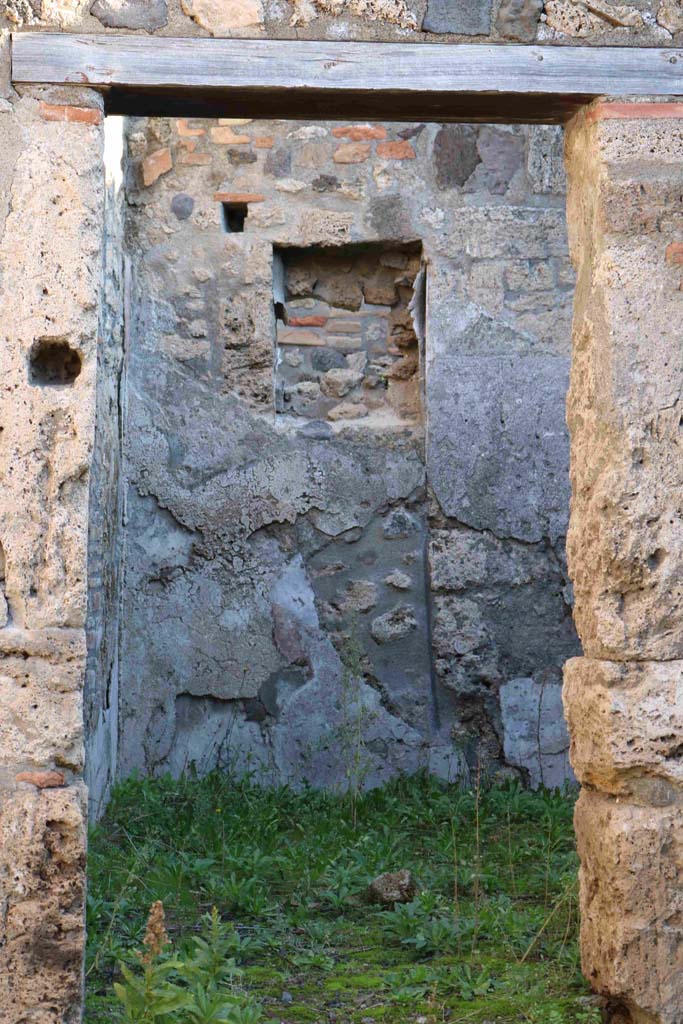 I.4.4 Pompeii. December 2018.
Looking east through doorway to rear room, with niche in east wall. Photo courtesy of Aude Durand.