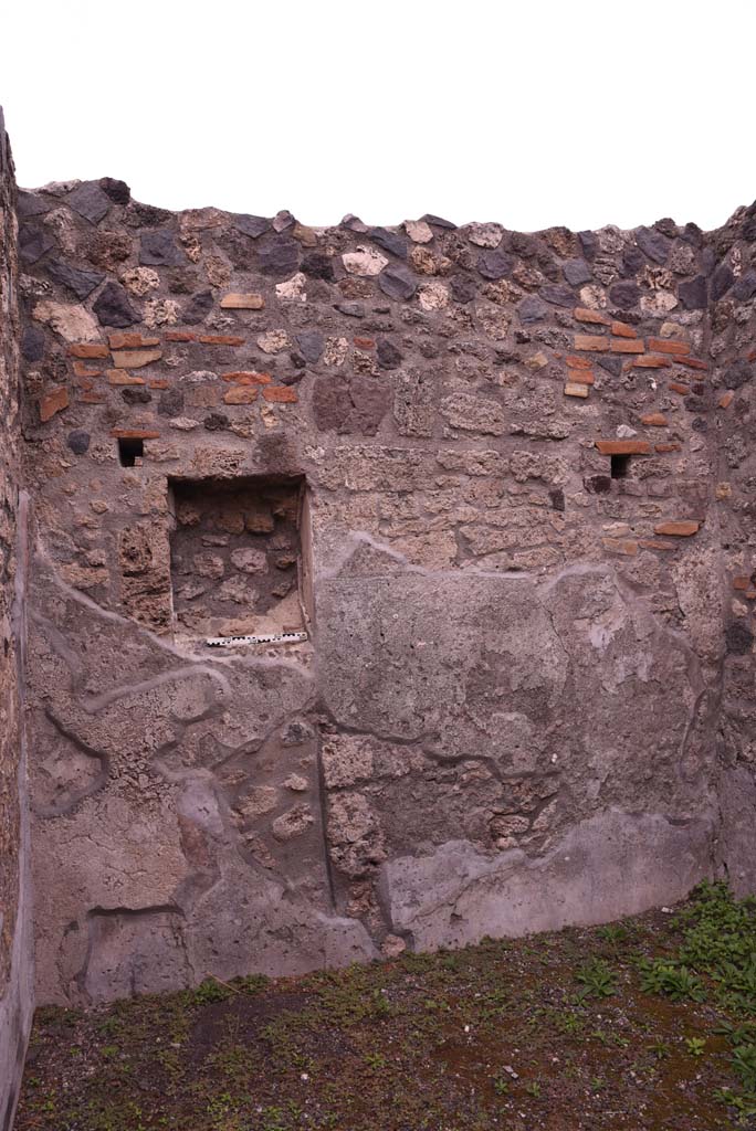 I.4.4 Pompeii. October 2019. East wall of rear room, with niche.
Foto Tobias Busen, ERC Grant 681269 DÉCOR.