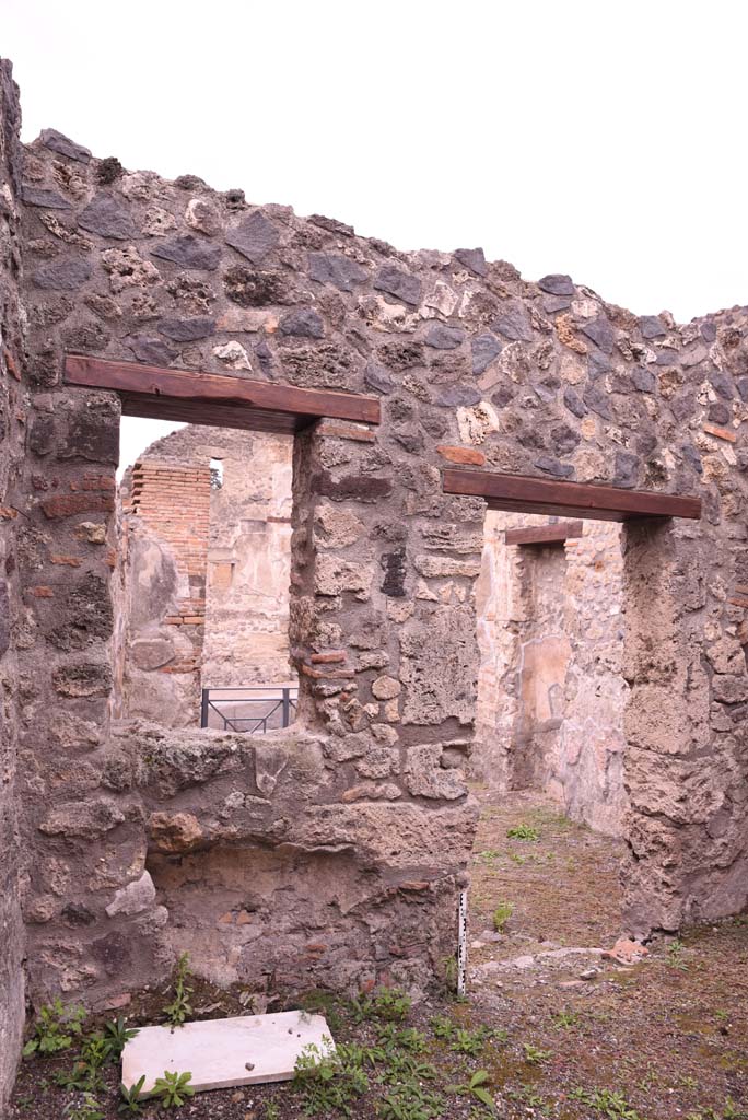 I.4.4 Pompeii. October 2019. Looking west from rear room into shop-room.
Foto Tobias Busen, ERC Grant 681269 DÉCOR.