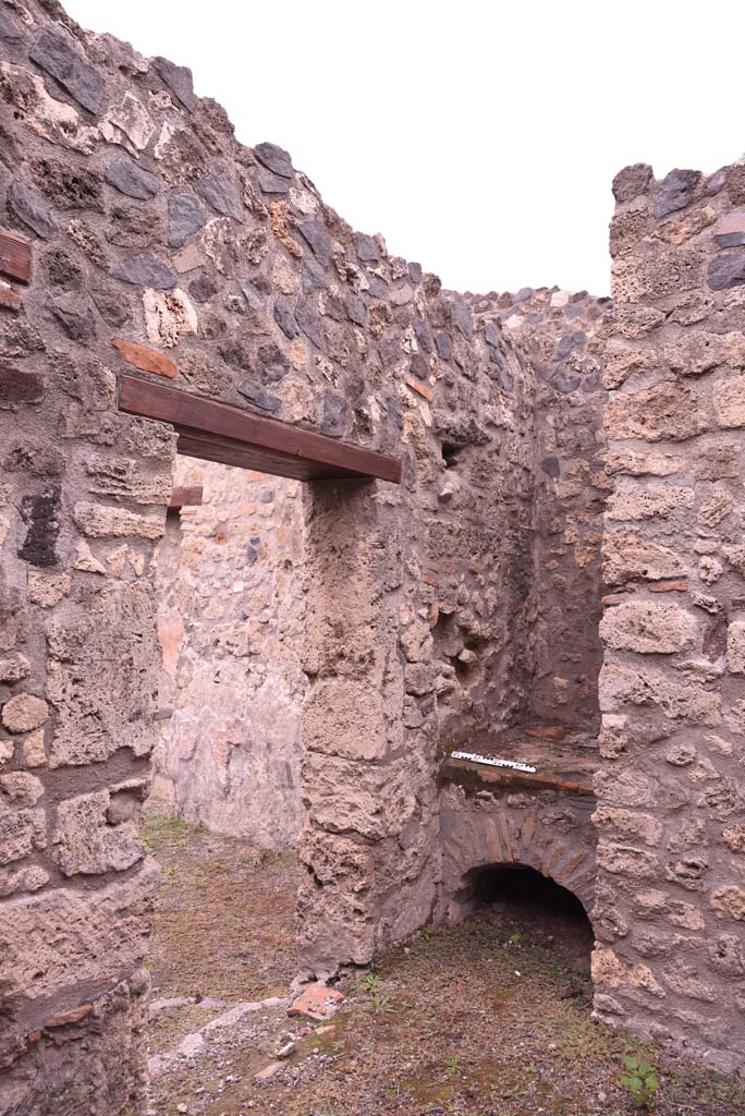 I.4.4 Pompeii. October 2019. West wall with doorway into shop-room, and hearth in north-west corner.
Foto Tobias Busen, ERC Grant 681269 DÉCOR.