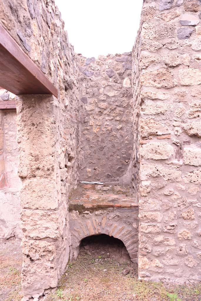 I.4.4 Pompeii. October 2019. Hearth against north wall in north-west corner of rear room
Foto Tobias Busen, ERC Grant 681269 DÉCOR.