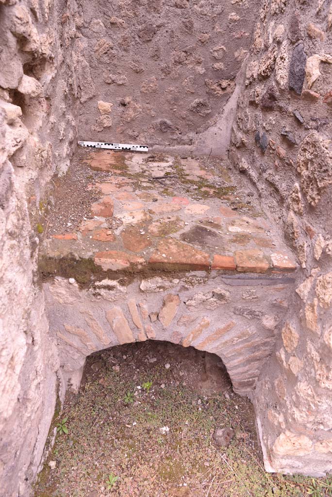 I.4.4 Pompeii. October 2019. Detail of hearth in north-west corner of rear room.
Foto Tobias Busen, ERC Grant 681269 DÉCOR.